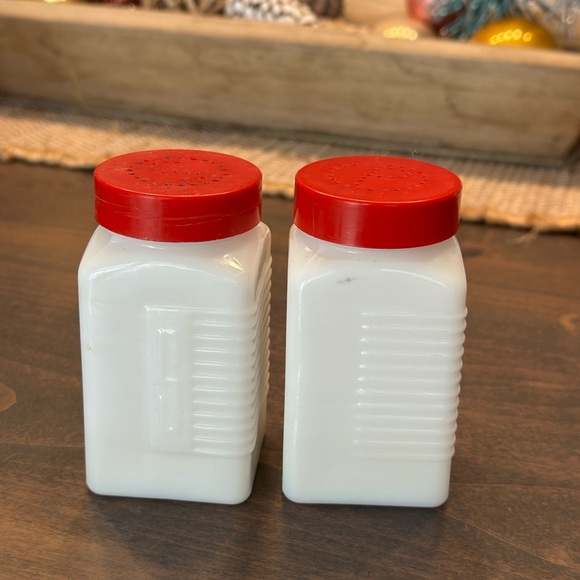 Magic Chef Vintage Salt & Pepper Shakers - Picture 3 of 8